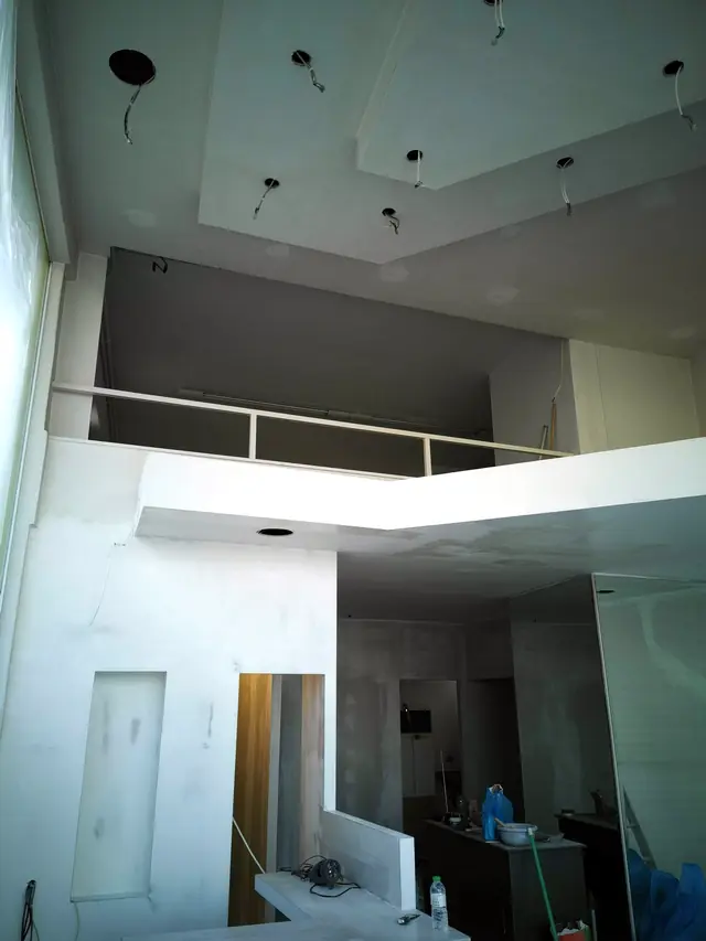 Διαμέρισμα με πατάρι πριν, γκρι σοβάς