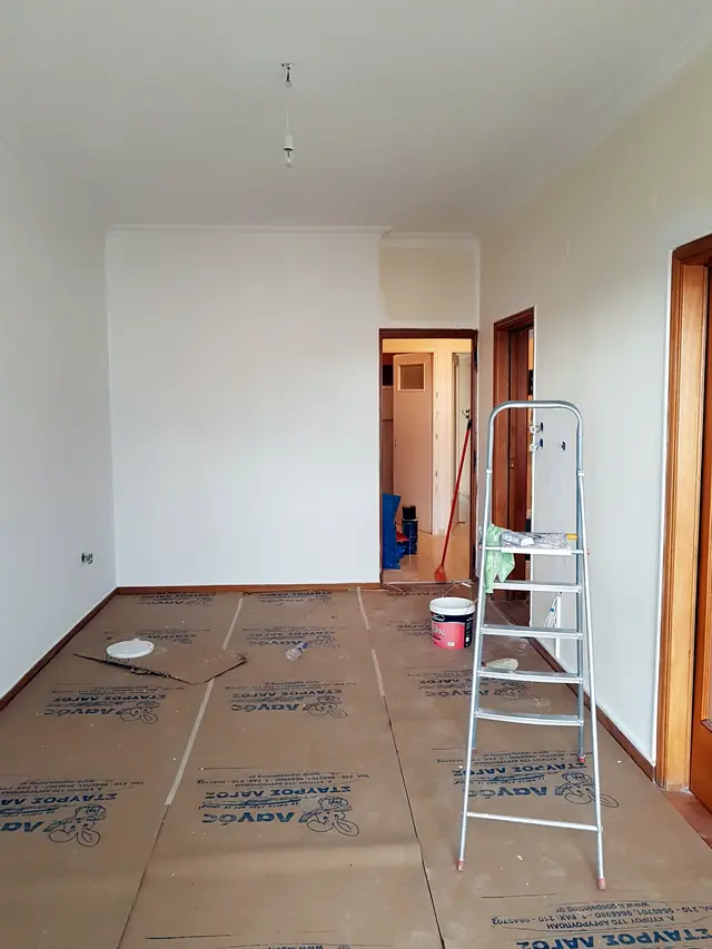 Δάπεδο καλυμμένο με χαρτί και σκάλα, κατά την προετοιμασία