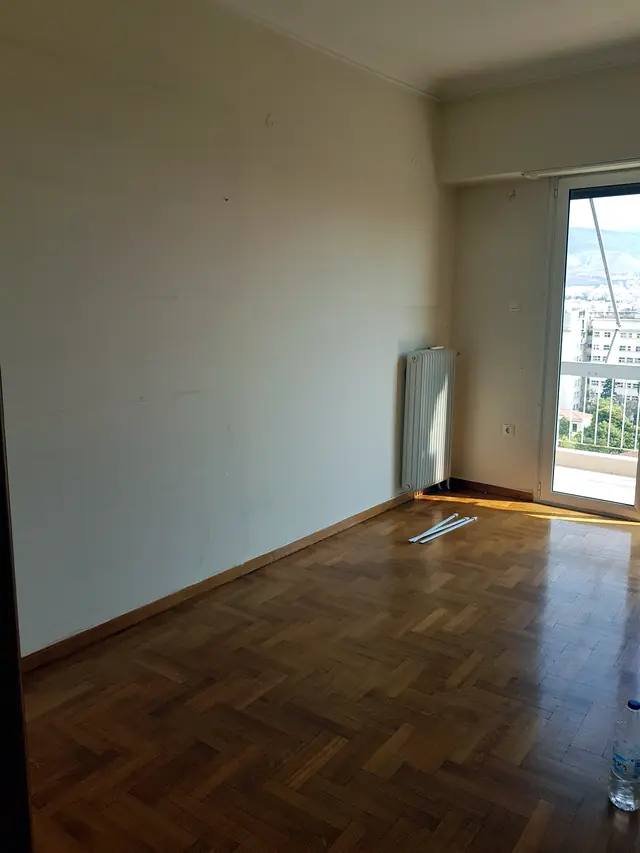 Δωμάτιο με μπαλκονόπορτα, φρεσκοβαμμένοι τοίχοι